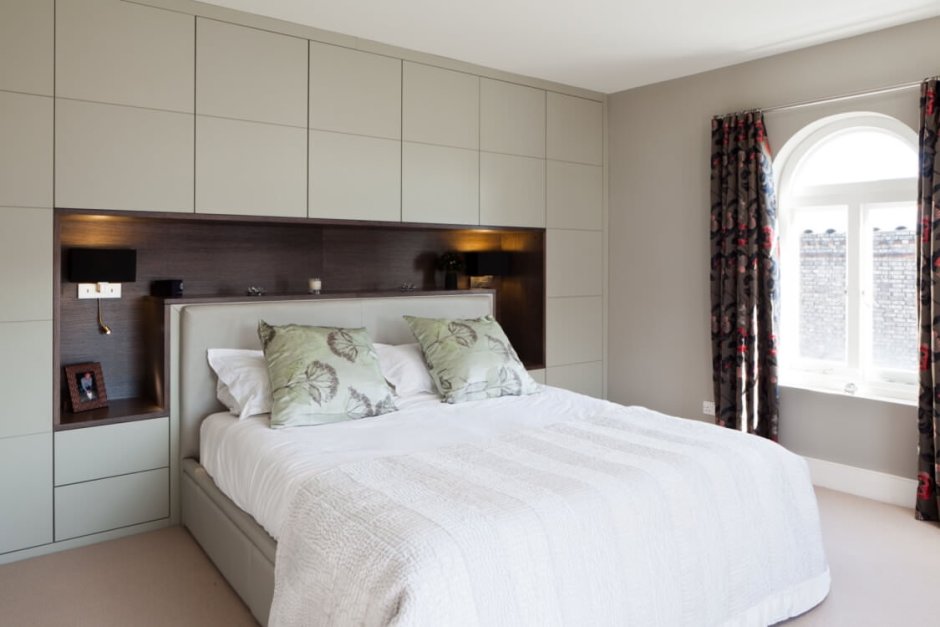 Шкаф над изголовьем кровати