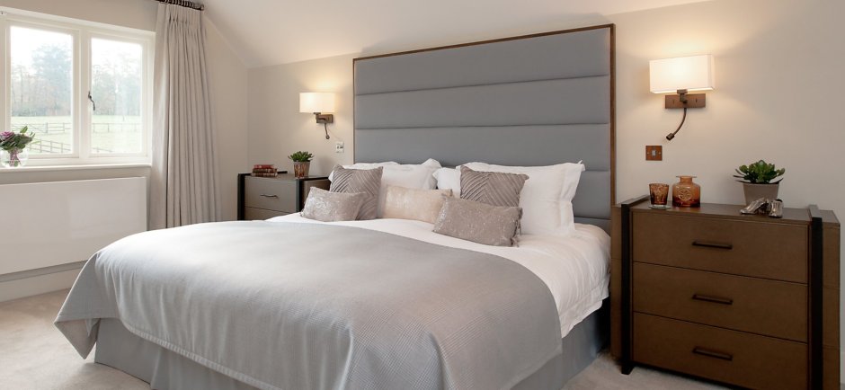 Светильники над кроватью в спальне