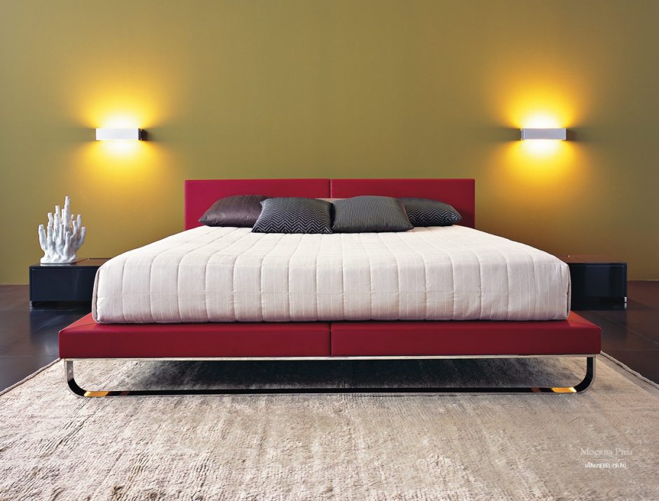 Светильники над двуспальной кроватью