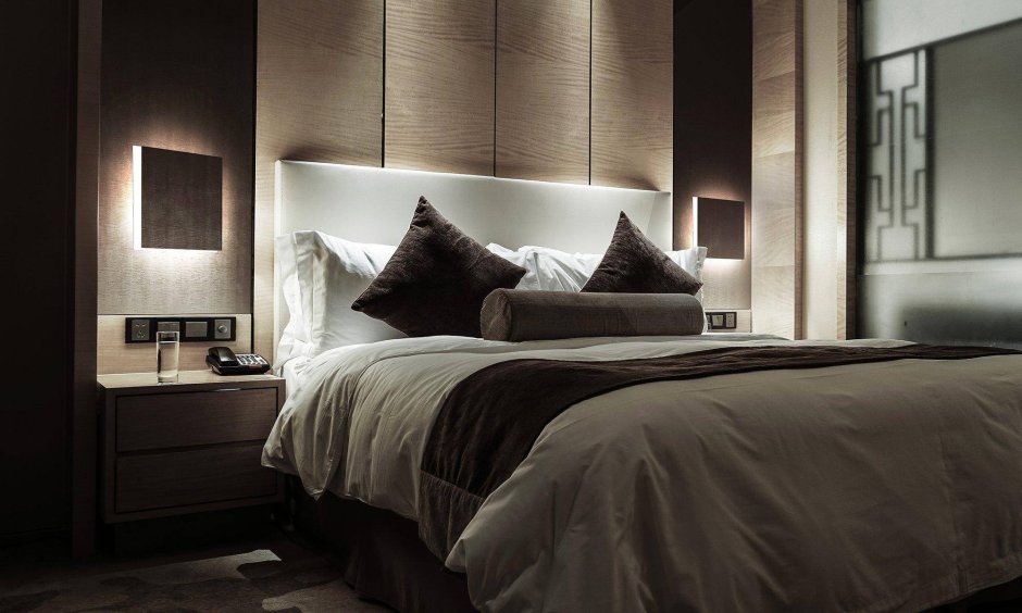 Светильник на изголовье кровати