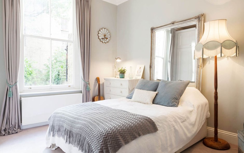 Торшер в интерьере спальни