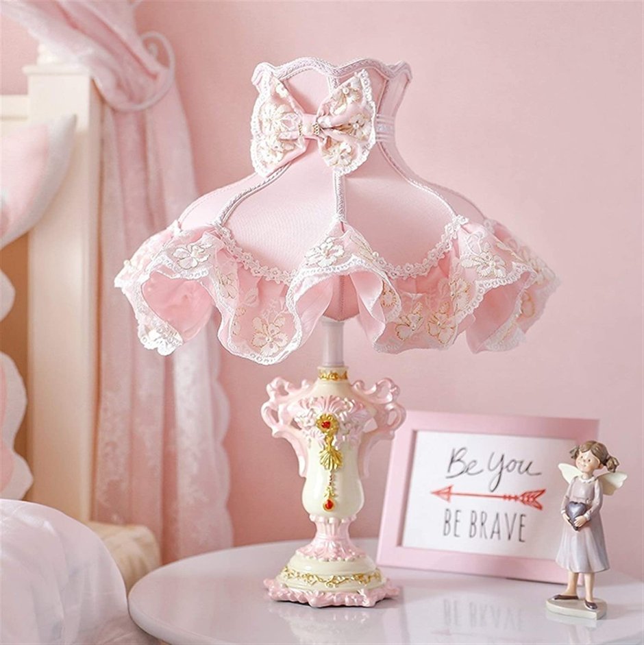 Розовая настольная лампа для девочки