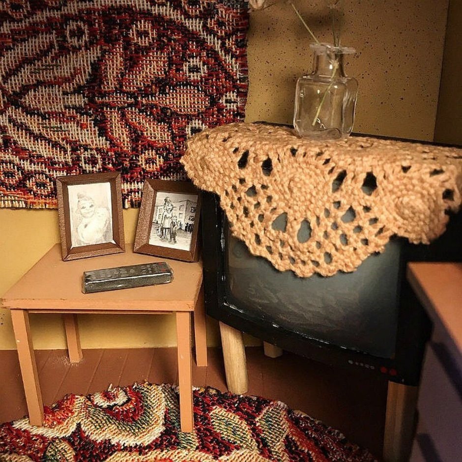 Арт объект на дерево из вязаных салфеток