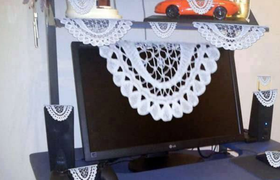 Кружевная салфетка на телевизоре