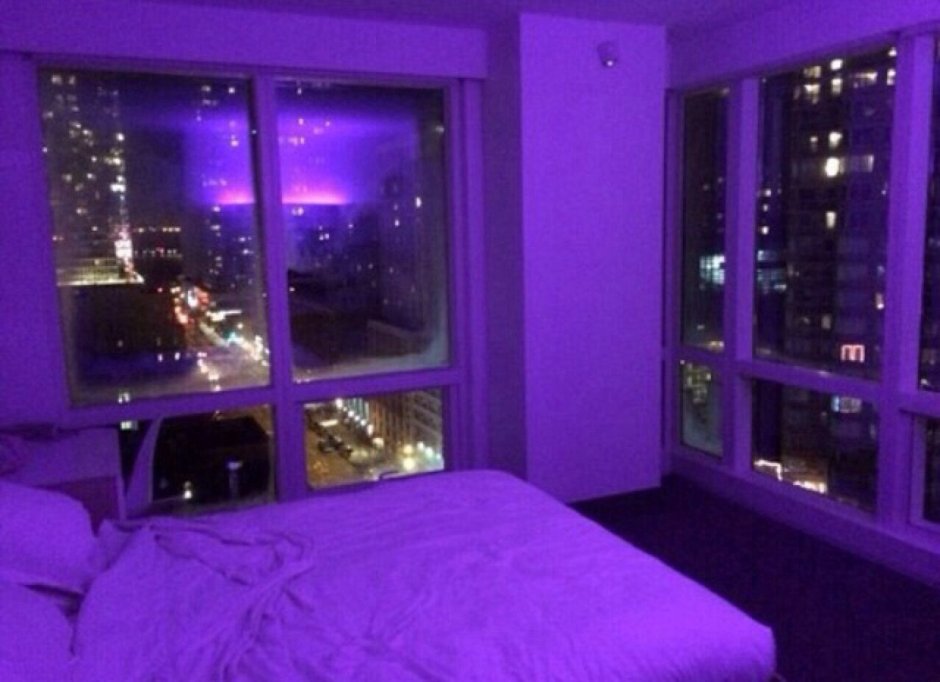 Фиолетовая неоновая спальня
