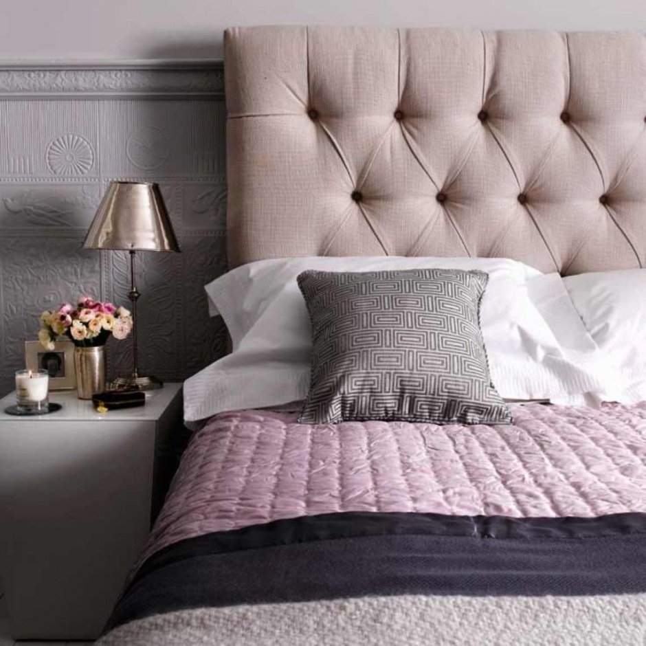 Спальня в сиренево белых тонах