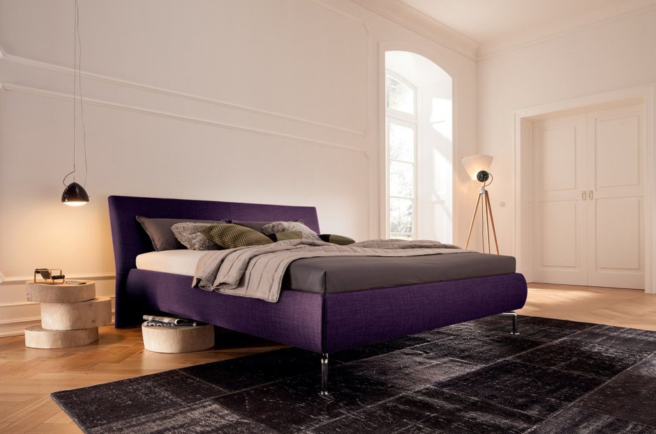 Сиреневая кровать в интерьере