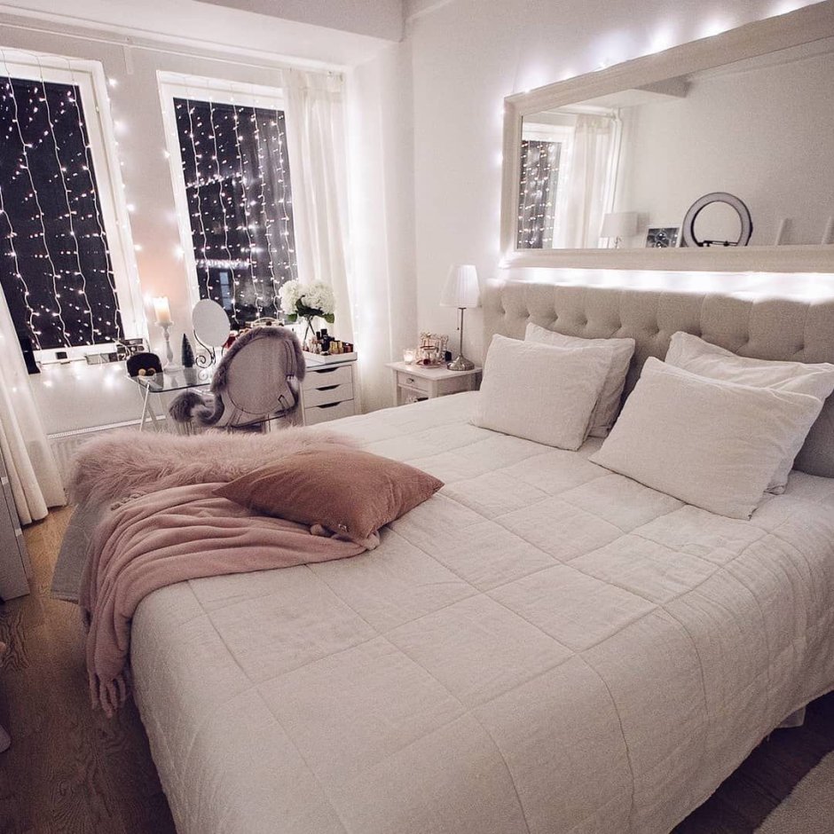 Ковёр на стену возле кровати фиолетовый