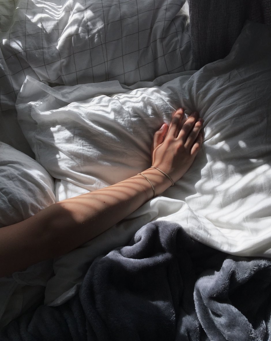 Девушка в постели Эстетика