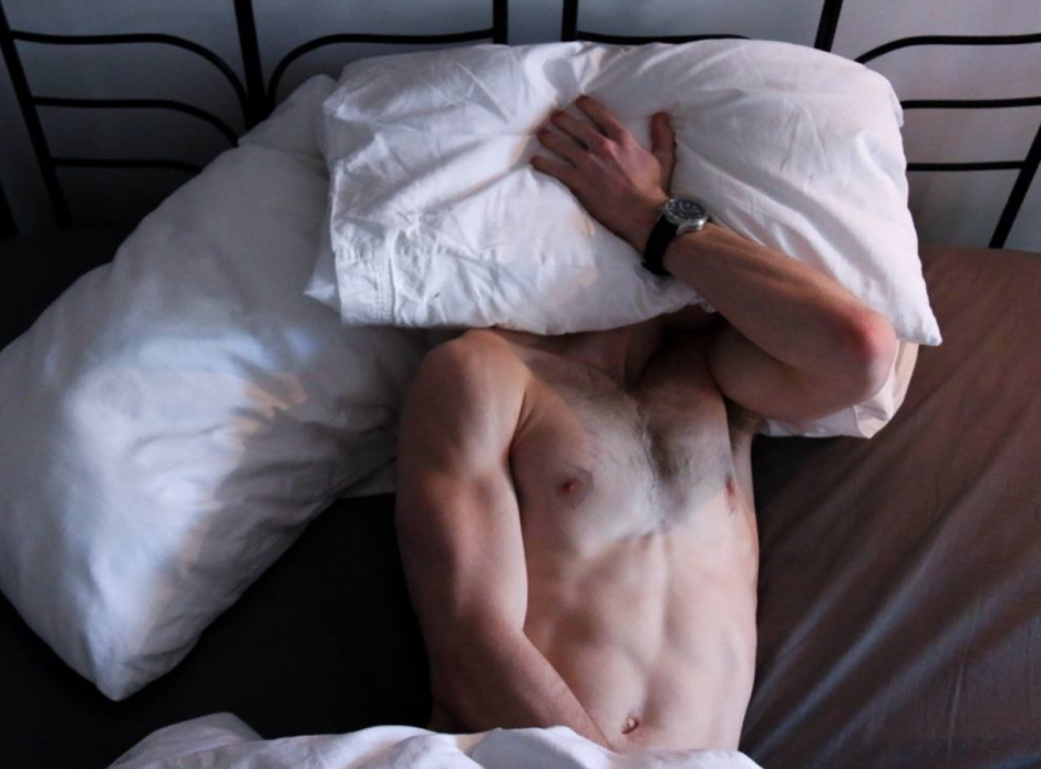 Мужское тело в кровати