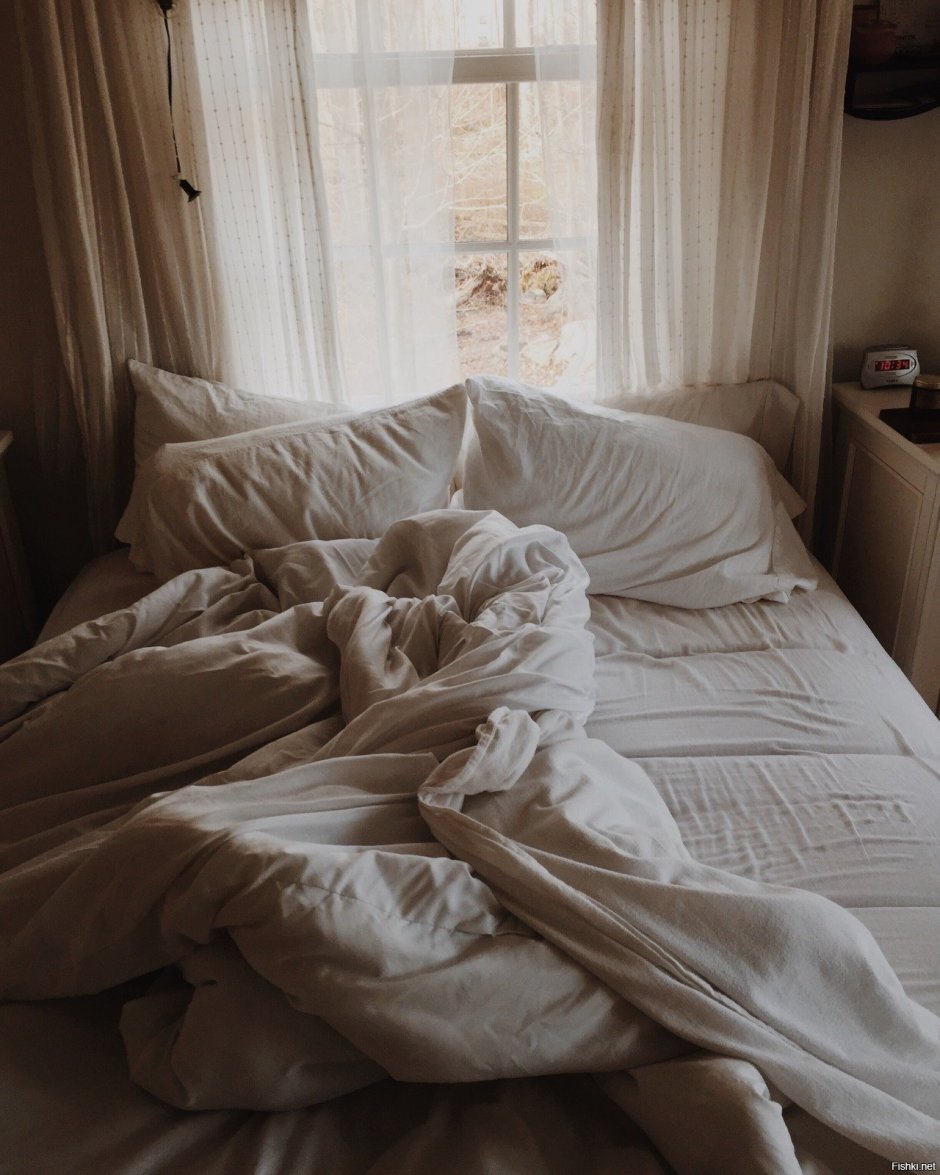 Не заправленая кровать