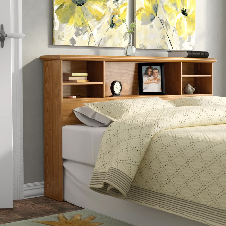 Кровать с полочками в изголовье