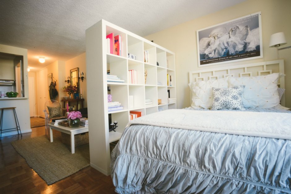 Зонирование стеллаж и кровать икеа