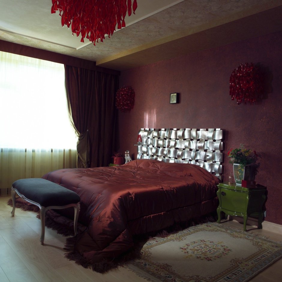 Комната в бордовом цвете