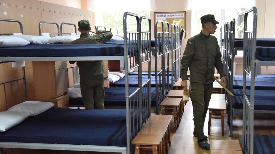 Военнослужащие в казарме