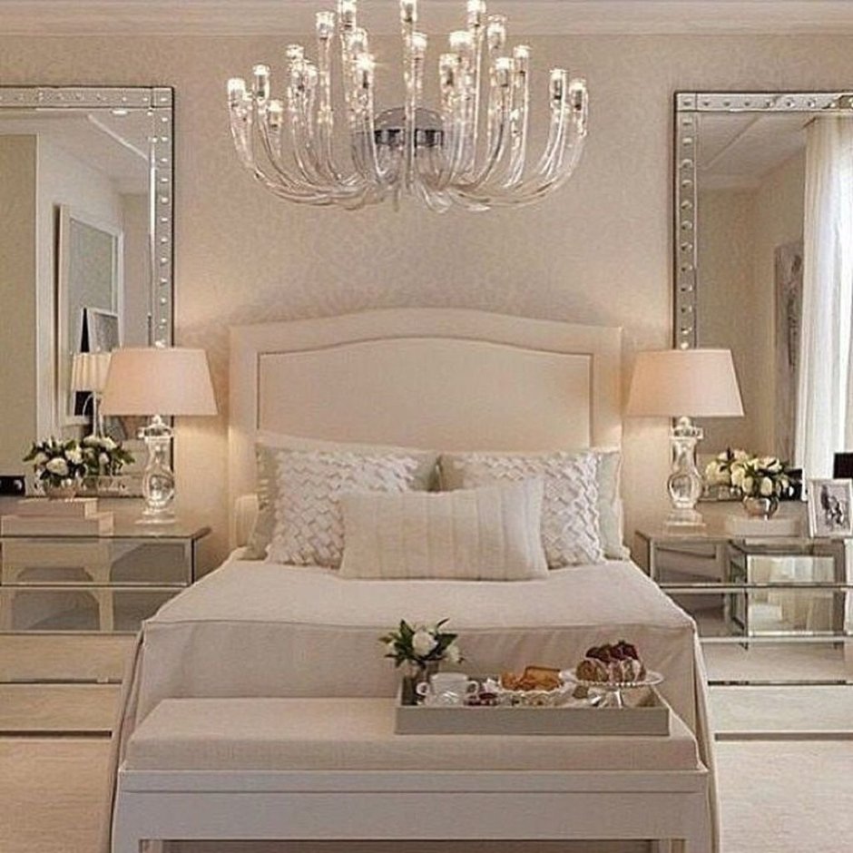 Спальня в пудровых тонах в классическом стиле