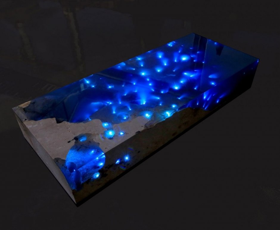 Столешница из дерева эпоксидной смолой с люминофором