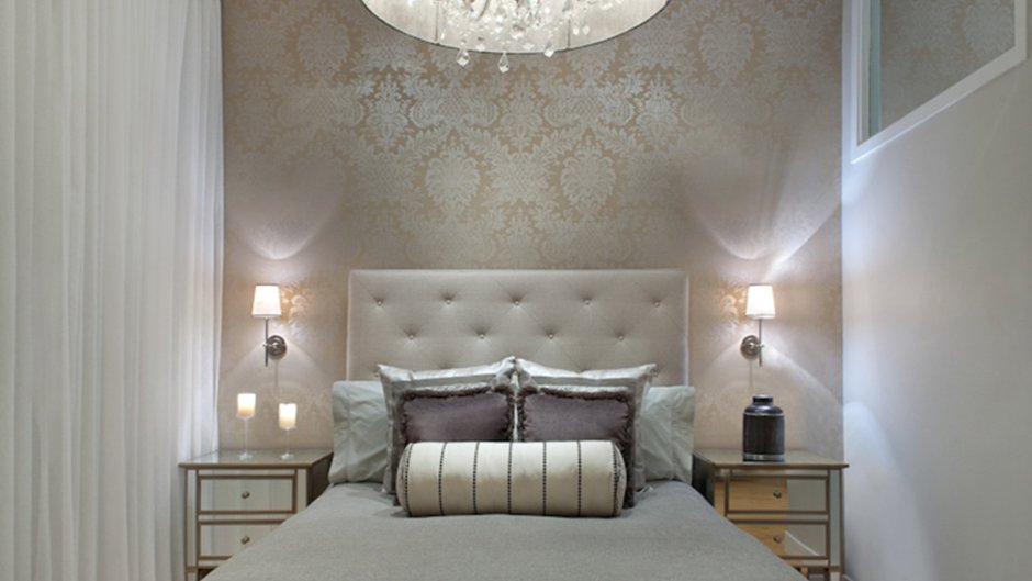 Декоративная штукатурка в спальне над кроватью