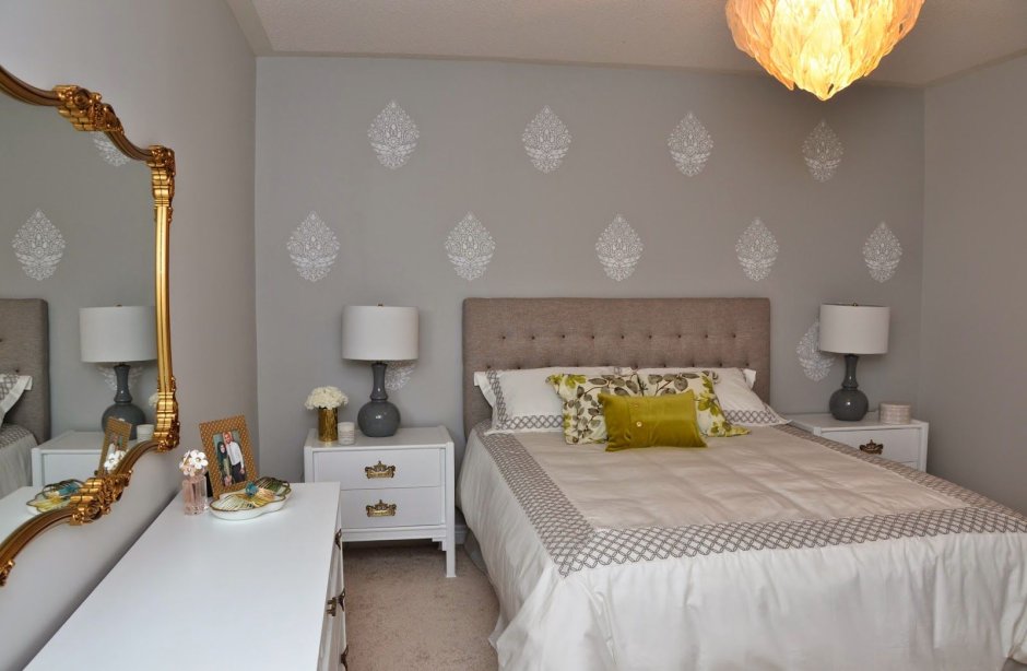 Оформление спальни с дамасками