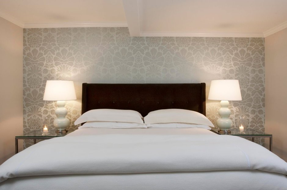 Обои над изголовьем кровати