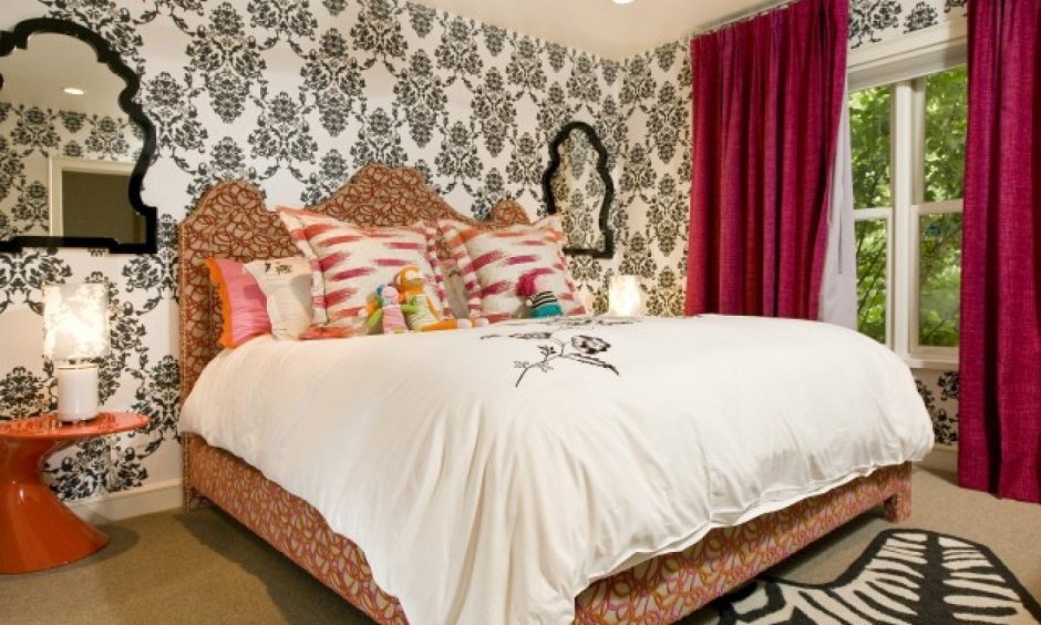 Яркие обои в интерьере спальни