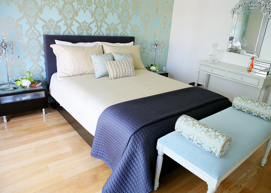 Спальня в светлых тонах с акцентной стеной