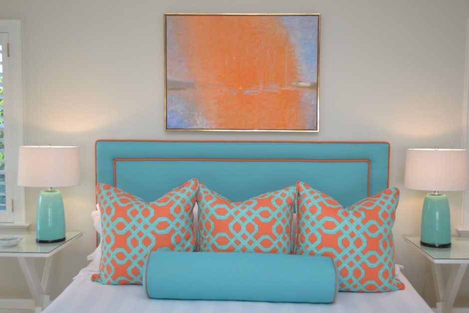 Оранжевые подушки в интерьере