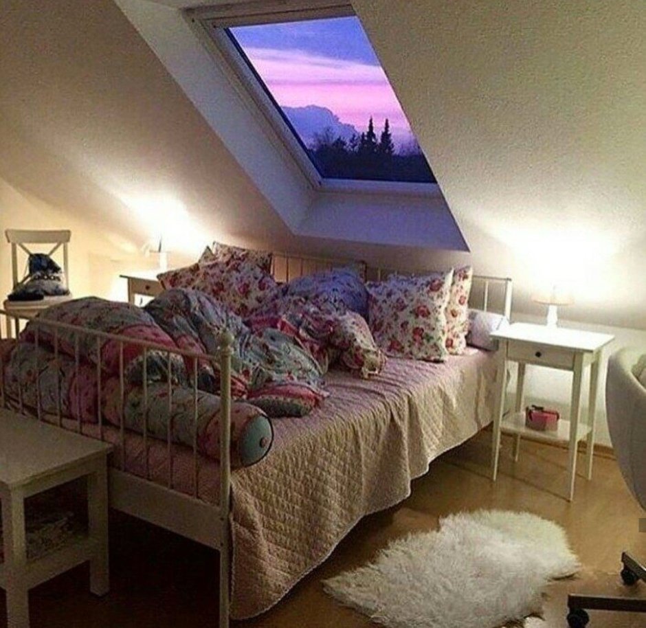 Стильная спальня на мансарде