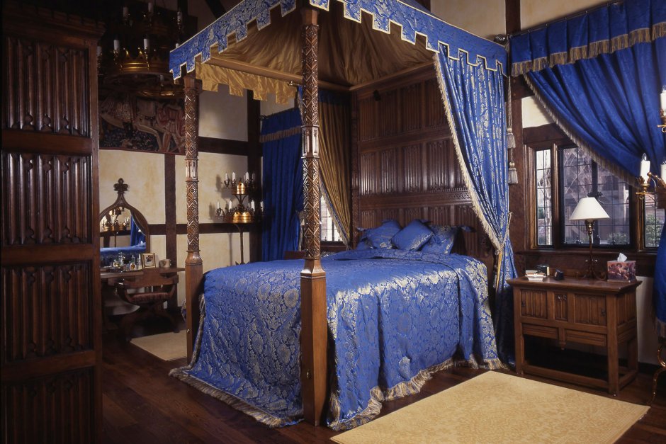 Средневековая кровать с балдахином