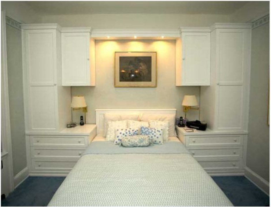 Спальня со шкафами по бокам
