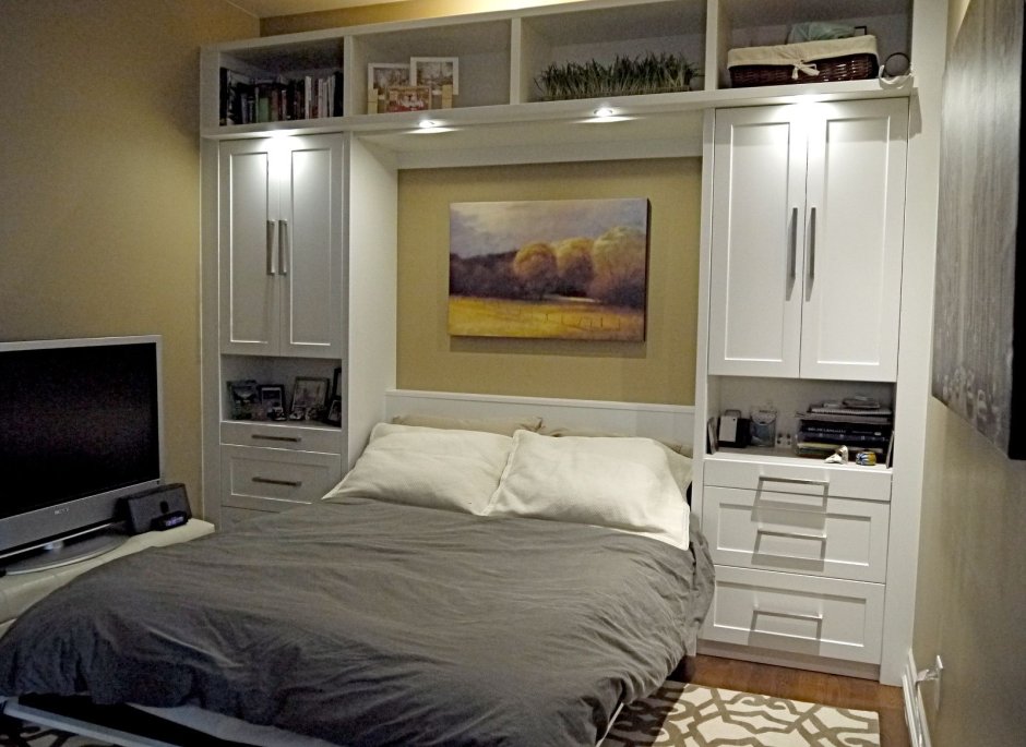 Узкая спальня с встроенной кроватью