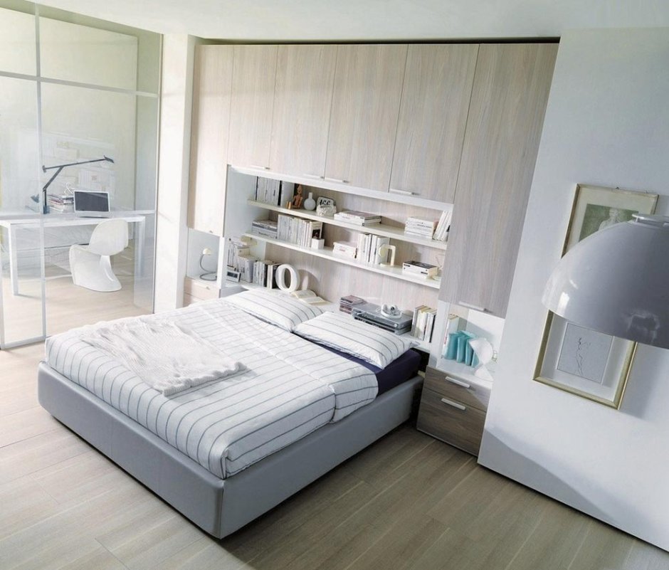 Двуспальная кровать в углу