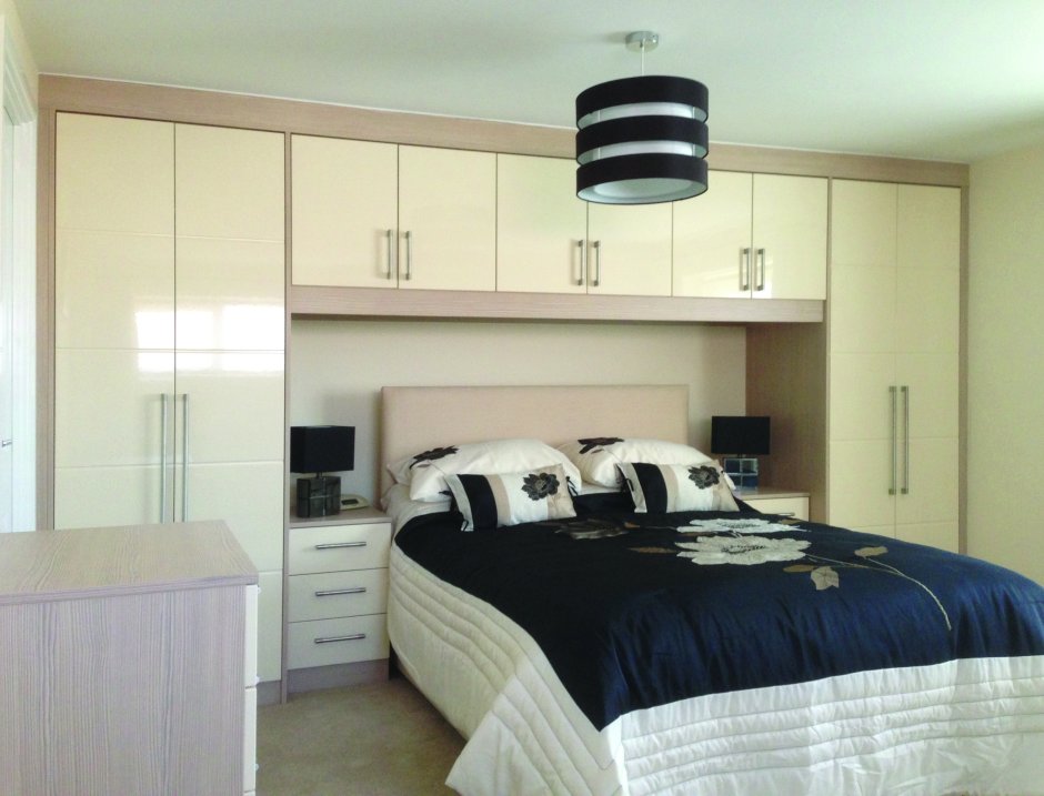 Шкаф вокруг кровати в спальне