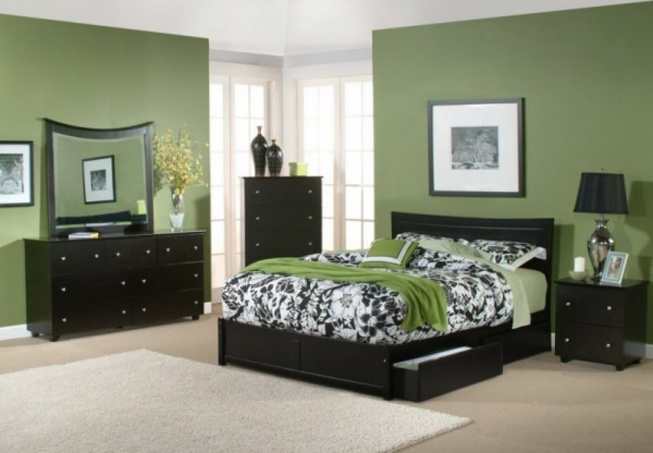 Зеленая спальня с темной мебелью