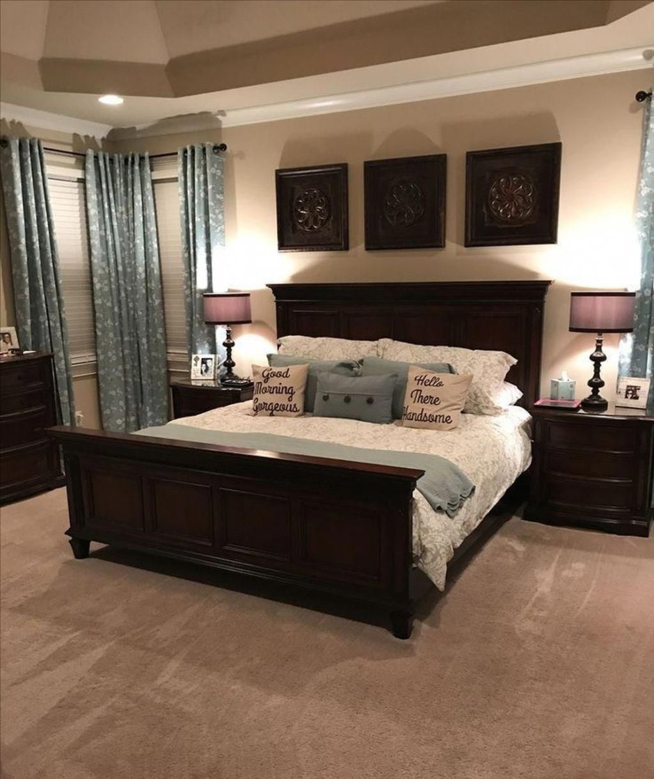 Современная спальня с коричневой мебелью