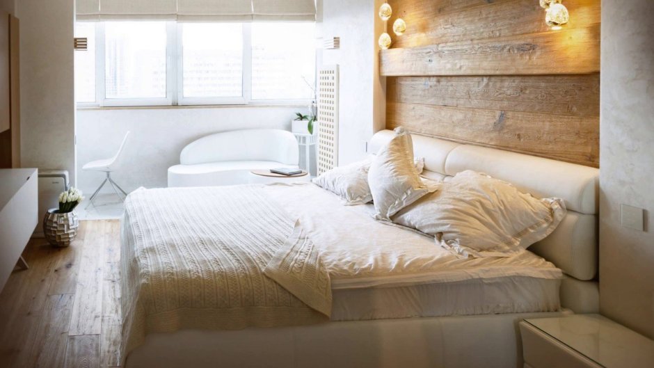 Небольшая спальня с балконом