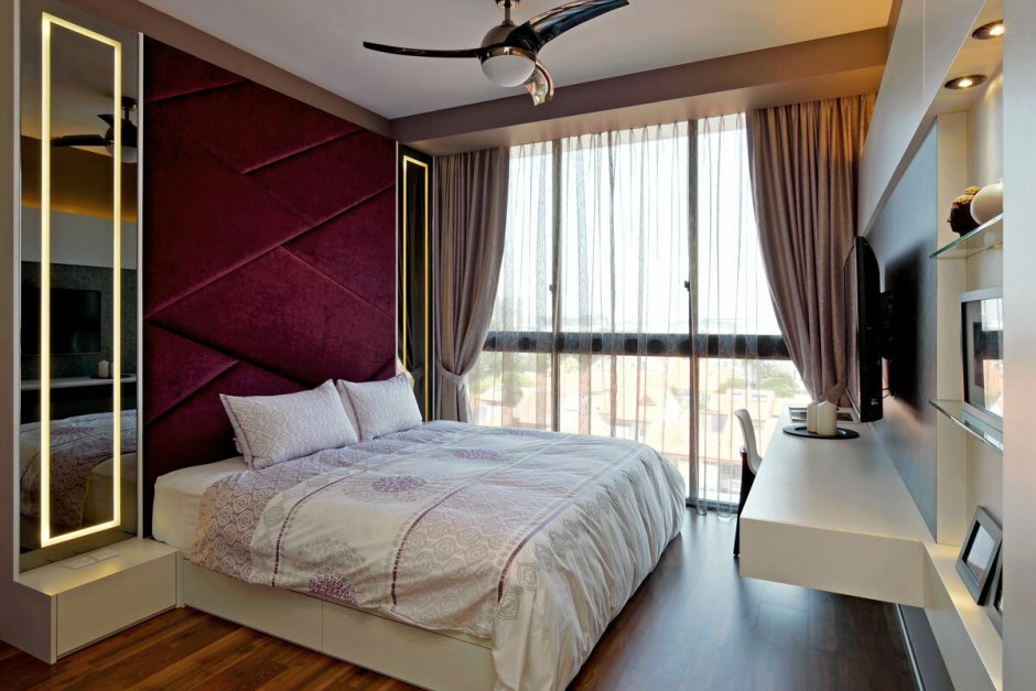 Белая спальня с балконом