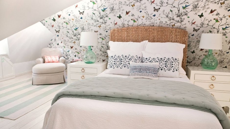 Обои с птичками в спальне