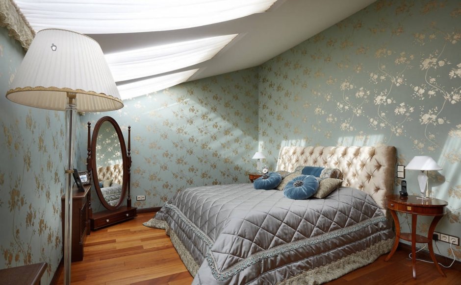 Комбинирование обоев в спальне на мансарде