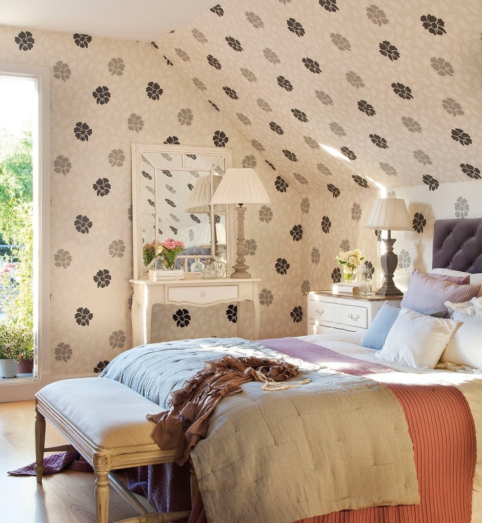 Фотообои в мансардной комнате