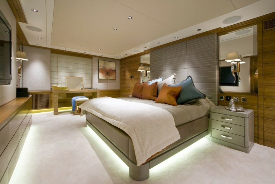 Sunseeker 86 каюта капитана