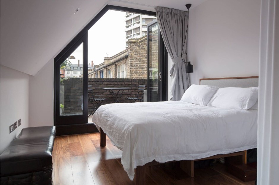 Спальня с балконом в стиле лофт