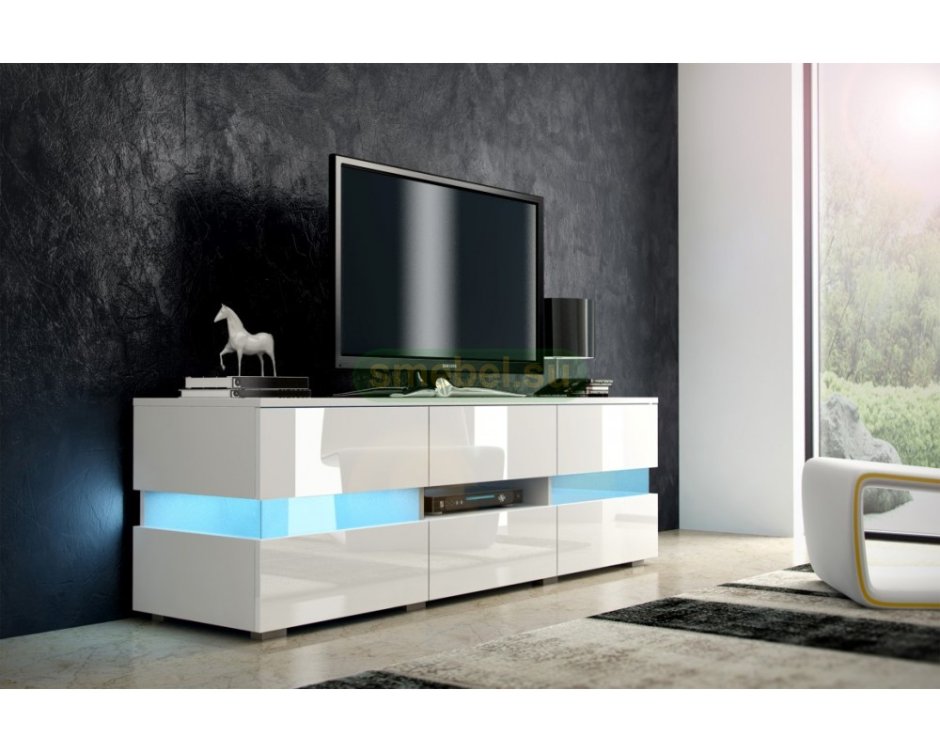 Растения около телевизора