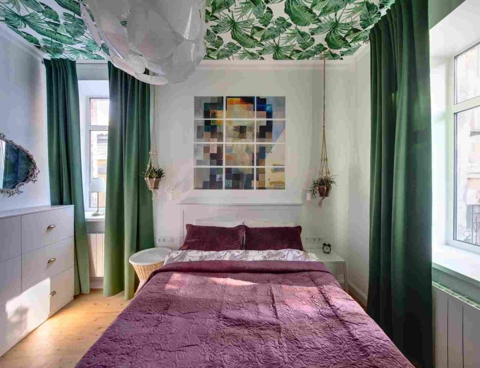 Спальня с зелеными шторами