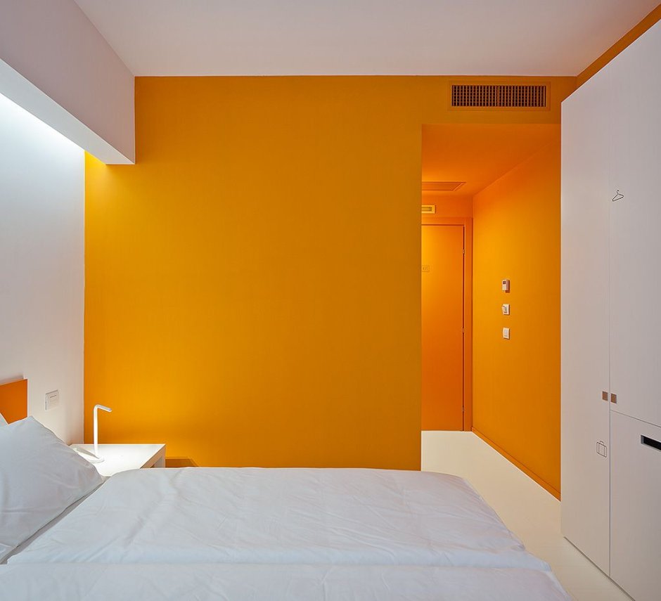Светло оранжевые стены
