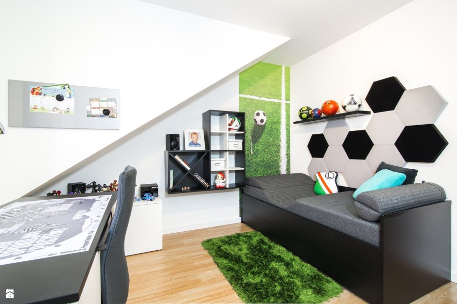 Дизайн детской комнаты под футбол с коричневым диваном