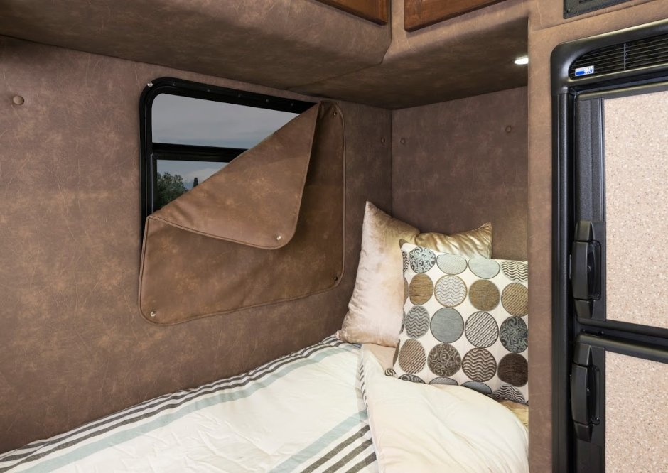 Спальник в грузовике