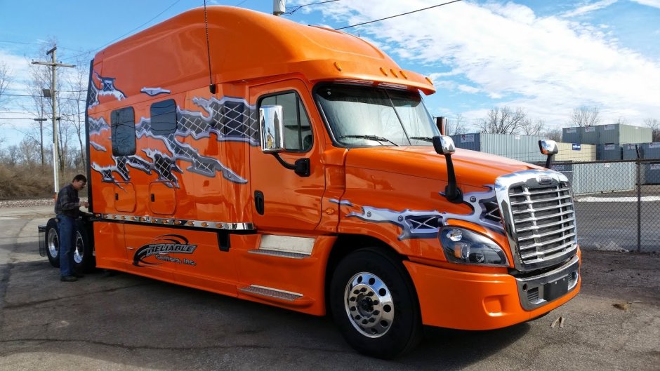Freightliner Cascadia Custom Bolt