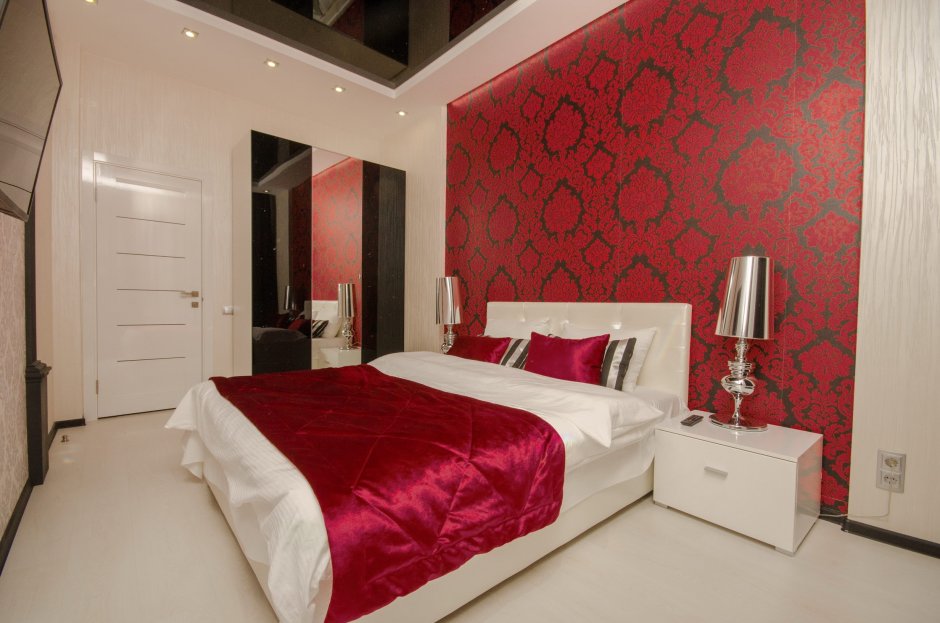 Спальня в бордовых тонах