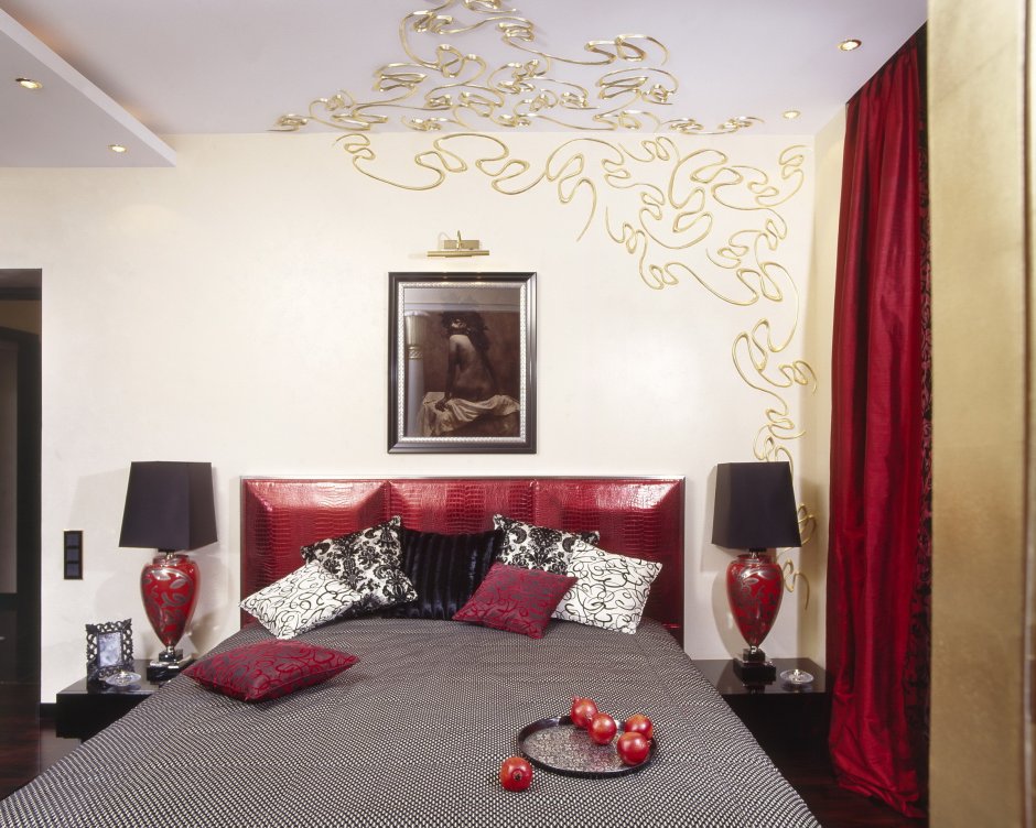 Спальня в бордовых тонах с белой мебелью